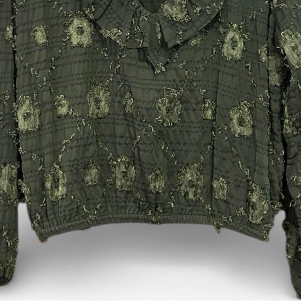 Sage + Fig Green Textured Floral Long Sleeve Ruffle Neck Top Women’s Size Medium - Picture 8 of 11